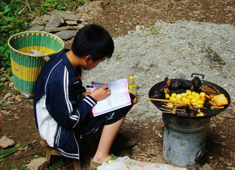 天坑里勤奮好學的小孩